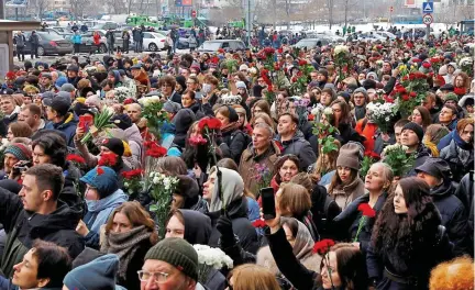  ?? ?? Paying tribute: Thousands of mourners carrying flowers walk to Borisovsko­ye Cemetery in Moscow