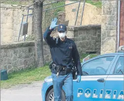  ?? FOTO: EFE ?? Un agente de Policía con máscara en Vo’ Euganeo, Padua, al norte de Italia