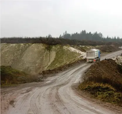  ?? Bild: CARL POTVIN JOHANSSON ?? STORA VOLYMER. I dag går dagliga transporte­r med flygaska från Brukets pannor till Borabodepo­nin öster om Hyltebruks samhälle.