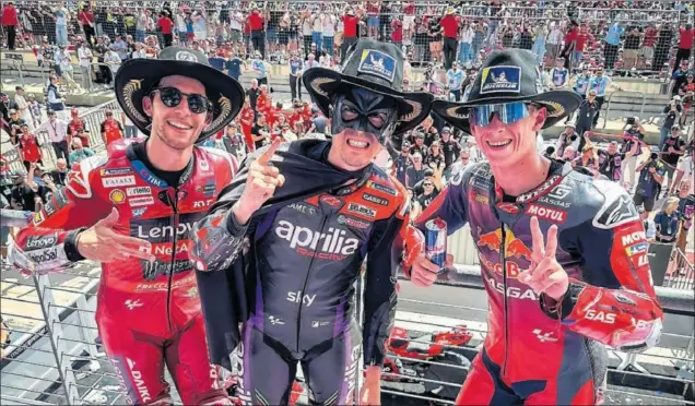  ?? ?? Enea Bastianini y Pedro Acosta posan junto a Maverick Viñales, ataviado con la máscara y la capa de Batman con las que celebró su victoria, en el podio del GP de Las Américas.