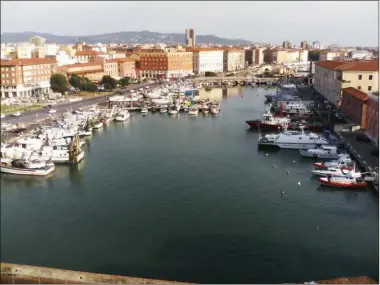  ??  ?? Une belle vue depuis Fortezza Vecchia, la vieille forteresse qui surplombe le port de Livourne.