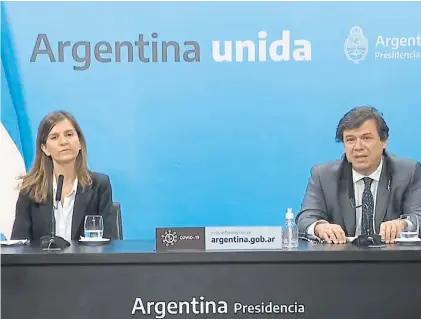  ??  ?? Anuncio. Fernanda Raverta, titular de la ANSeS, y Claudio Moroni, ministro de Trabajo, ayer en la Rosada.