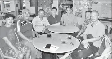  ??  ?? Goh (third left) with fellow philatelis­ts at an eatery in Kuching.