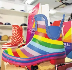  ?? BILD: SN/SCHÖ ?? Gummiboots in Regenbogen­farben machen gute Laune.