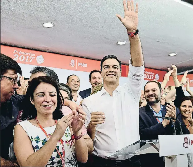  ??  ?? Pedro Sánchez celebrando anoche su victoria en las primarias socialista­s en Ferraz
