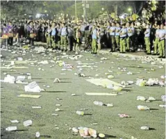  ?? ?? Trash litters the grounds of Rizal Park after millions of devotees leave Quirino Grandstand to join the “traslacion” or grand procession of the Black Nazarene to Quiapo Church.