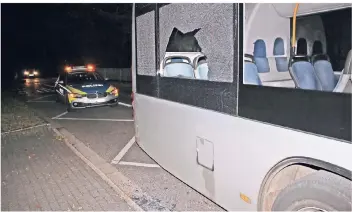  ?? FOTO: POLIZEI ?? Dass es bisher keine Verletzten gab, ist auch einem speziellen Glas zu verdanken, mit dem die Rheinbahn ihre Busse ausgerüste­t hat.