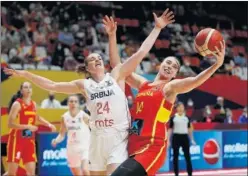  ??  ?? Raquel Carrera pelea un rebote con Maja Skoric en el último Eurbasket.