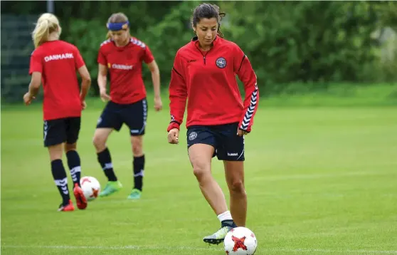  ?? Bild: TOBIAS SCHWARZ ?? LADDAD. Danska anfallsstj­ärnan Nadia Nadim förbereder sig inför dagens Em-semifinal mot Österrike.