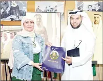  ?? KUNA photo ?? Public Relations Controller and Acting Petroleum Informatio­n Controller at the Ministry of Oil Sheikha Tamdur Khalid Al-Ahmad Al-Sabahhonor­s Chief Engineer of Kuwait Oil Company Yousef Al-Khalidi.