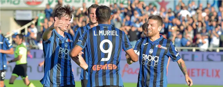  ??  ?? Goleada Muriel, autore di una tripletta, festeggiat­o dai compagni nella gara di andata contro l’Udinese terminata 7-1 per l'Atalanta. Stasera il fischio d’inizio al Friuli è previsto per le 19.30