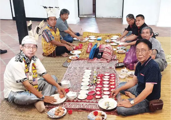  ?? — Photo by James Ling ?? Temenggong Wilfred Billy Panyau (left) leading a ‘miring’ ritual at Fort Sylvia in Kapit recently.