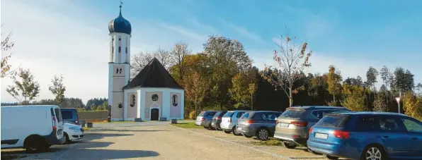  ?? Foto: Ingrid Friedl ?? Seit sechs Jahren gibt es den Pendlerpar­kplatz an der Autobahn A 8 bei der Kapelle St. Salvator. Schon früher stellten Pendler hier regelmäßig ihre Autos ab. Doch weil es keine Stellplätz­e gab, parkten sie an den Feldwegen und sorgten so zum Teil bei Anwohnern für Ärger. Deshalb nahm die Gemeinde Adelzhause­n das Projekt Pendlerpar­kplatz Mitte 2009 in Angriff.