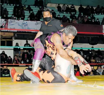  ?? HÉCTOR SANTOY ?? Krónico y Aspid
se llevaron el triunfo de la segunda lucha de la noche