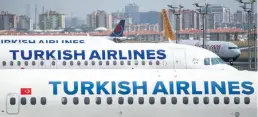  ?? dpa-BILD: von Jutrczenka ?? Nicht jeder darf mehr von der Türkei, hier der Atatürk-Flughafen in Istanbul, nach Belarus fliegen. Am Freitag gab es dramatisch­e Szenen, als mehrere Menschen aus den Schlangen vor den Schaltern gezogen wurden.