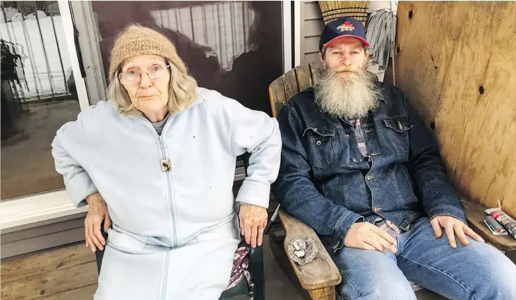  ?? PNG FILES ?? Len Van Heest, right, who came to Canada as a baby, was deported to the Netherland­s because of crimes he committed while suffering from bipolar disorder. His mother Trixie, left, who lives on Vancouver Island, calls him regularly with sports scores to...