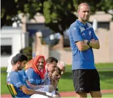  ?? Foto: Horst Hörger ?? Michael Schwer (rechts) und sein TSV Neu-Ulm hatten einen holprigen Saisonstar­t. Es wird Zeit für den ersten Dreier.