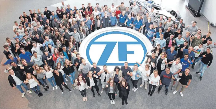  ?? : ?? Daumen hoch, jetzt geht’s los: die neuen Auszubilde­nden des ZF-Standorts Friedrichs­hafen auf einem Gruppenfot­o im September 2018.