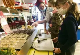  ?? (Photo Y. M.) ?? Durant  journées comme ici à l’école Marie-curie, les enfants ont pu découvrir des saveurs venues d’ailleurs.