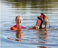  ?? Foto: Frank Rumpenhors­t, dpa ?? Während andere mit dem Auto oder der Bahn zur Arbeit fahren, schwimmt Maaßen durch den Main.
Jutta