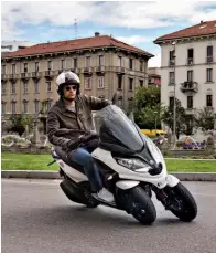  ??  ?? Apesar de ser mais larga do que muitas scooters de duas rodas, a nova MP3 revelou agilidade no trânsito urbano