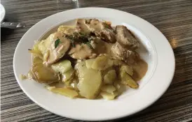  ?? ?? Fläskfilé med stekt potatis var en av rätterna ...