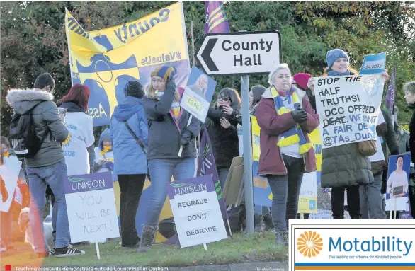  ?? Tim McGuinness ?? Teaching assistants demonstrat­e outside County Hall in Durham