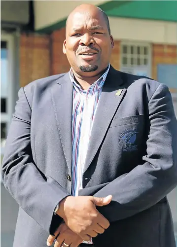  ?? Picture: SIBONGILE NGALWA ?? POSITIVE MOVES: Cricket South Africa president Chris Nenzani discussed with the Daily Dispatch the strides the organisati­on has been making since he took office in 2013