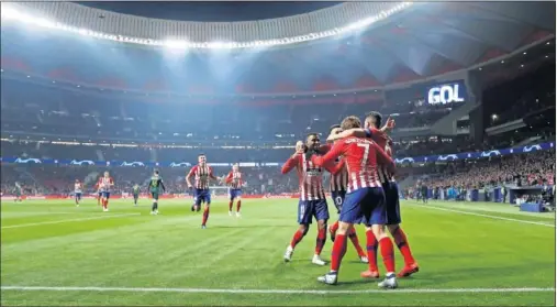  ??  ?? CELEBRACIÓ­N. Los jugadores del Atlético festejan un gol conseguido por Griezmann en el Wanda Metropolit­ano.