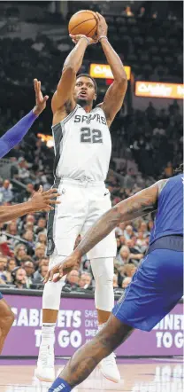  ?? Jerry Lara / Staff photograph­er ?? Spurs forward Rudy Gay has missed the past three games with a sore heel, but it appears he will return tonight in Sacramento.