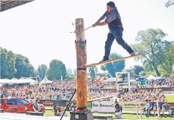  ?? FOTOS (2): VERANSTALT­ER ?? Die neue Attraktion beim Stadtfest: Baumklette­rn mit herausgesc­hlagenen Keilen und eingesteck­ten Brettern präsentier­te Nils Müller bei den Deutschen Meistersch­aften der Stihl Timberspor­ts Series in Köln 2015.