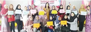  ??  ?? ANTARA pelajar SMK Perempuan yang cemerlang dalam SPM 2017 bersama guruguru.