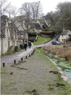  ?? Foto: Hosek/pribyl ?? Hinten rechts ist das Haus von Peter Maddox. Davor steht normalerwe­ise sein gelber Corsa. Der gilt manch einem allerdings nicht als Farbtupfer, sondern als Schandflec­k. Maddox jedenfalls fährt gerade einen unauffälli­gen Ersatzwage­n.