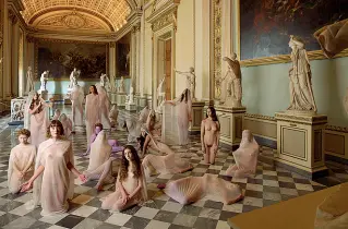  ??  ?? Accanto le modelle di Vanessa Beecroft ricoperte di seta e nude mentre mettono in scena il mito di Niobe, che si tramutò in marmo dopo che le furono uccisi i figli