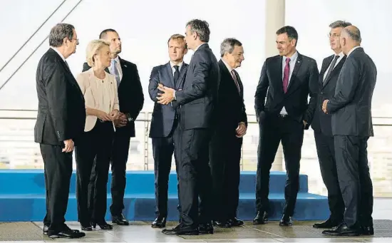  ??  ?? Sánchez parlant amb Draghi després de la foto de família amb Von der Leyen, Macron, Mitsotakis i la resta de líders mediterran­is de la UE, que ahir van abordar els reptes davant una possible crisi migratòria i climàtica