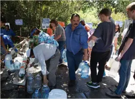  ??  ?? Newlands Springs är en naturlig källa vid foten av Taffelberg­et. Redan nu köar stadsborna för att fylla på sina vattenlage­r. Alla bävar inför ”Day Zero”.