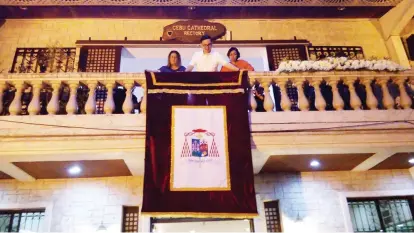  ?? MAY MIASCO ?? The coat of arms of the late Ricardo Cardinal
Vidal is displayed at the terrace of the Cebu Metropolit­an Cathedral's
rectory the night before his internment.