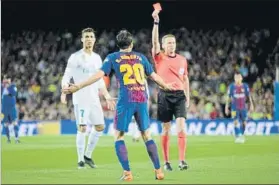  ?? FOTO: JOAN LANUZA ?? Hernández Hernández expulsa a Sergi Roberto en el Clásico del Camp Nou