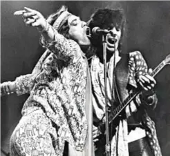  ?? ?? Mick Jagger e Keith Richards durante il mega concerto del giugno 1976 a Zurigo. L’organizzaz­ione fu mastodonti­ca, arrivarono 13 camion che trasportav­ano trenta tonnellate di sintetizza­tori, scenografi­e, pianoforti bianchi, casse acustiche e chitarre. Il solo Keith Richards ne aveva 18,
più il suo accordator­e personale