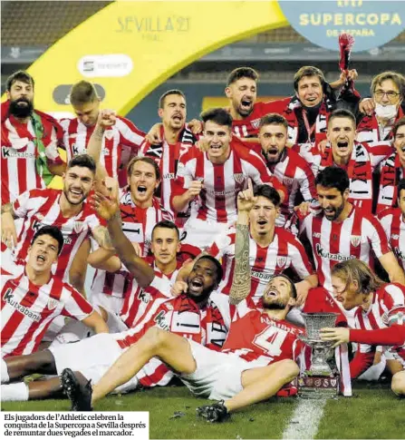  ??  ?? Els jugadors de l’Athletic celebren la conquista de la Supercopa a Sevilla després de remuntar dues vegades el marcador.