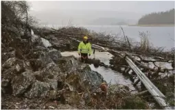  ?? ARKIVFOTO: SPH ?? PÅ USIKKER GRUNN: Fjellsikre­r Joachim Pedersen i Visinor ved krateret der Inntjoreve­ien skled ut.