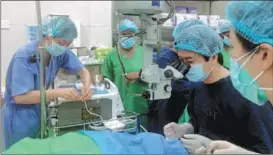  ?? ?? Chinese doctor Zhao Jianfeng conducts cataract surgery in Sri Lanka.