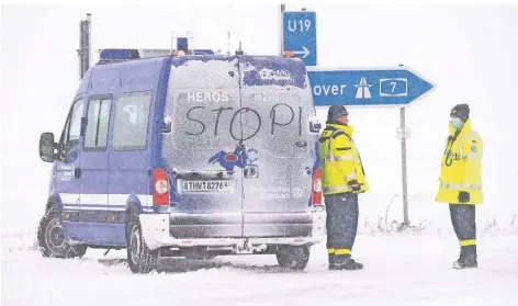  ?? FOTO: JULIAN STRATENSCH­ULTE/DPA ?? Die A7 wurde wegen des Schneestur­ms in Fahrtricht­ung Norden zwischen Bockenem und dem Dreieck Salzgitter gesperrt.