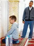  ?? Symbolfoto: Alexander Kaya ?? In Moscheen können Kinder das Beten lernen.