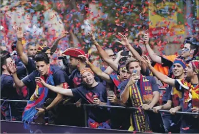  ?? EMILIO MORENATTI / AP ?? Bartra, Alba, Iniesta, Munir, Samper, Masip y Sergi Roberto, durante la celebració­n del triplete