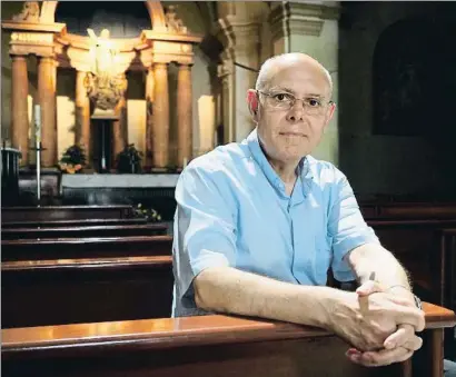  ?? PERE DURAN / NORD MEDIA ?? El sacerdote Josep Puig, en la iglesia de Santa Maria de Roses, donde ejerce como rector