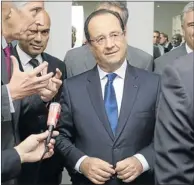  ?? Picture: PUXLEY MAKGATHO ?? EXTENSIVE TOUR: French President François Hollande at Sanofi’s pharmaceut­icals plant in Waltloo yesterday.