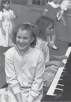  ?? CAROLYN MURNICK ?? Carolyn Murnick, left, recalls what her childhood friend, Ashley Ellerin, at the piano, was like before she was murdered in Los Angeles.