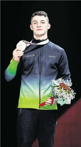  ?? THOMAS SCHREYER/SPORTSFILE ?? Rhys McClenagha­n celebrates with his bronze medal after the pommel horse final at the Gymnastics World Championsh­ips