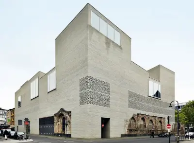  ??  ?? 1. ARKITEKT Peter Zumthor står bag Kolumba Museum fra 2007, hvor en fornem kunstsamli­ng er placeret. Den er ejet af aerkebispe­dømmet i Köln. Den lyse grå sten var egentlig en fejlbraend­ing fra teglvaerke­t, som Zumthor endte med at finde helt perfekt, og dermed begyndte udviklinge­n af Kolumbaste­nens mange nuancer. Museets hullede murvaerk giver udluftning og et smukt lysspil indenfor. 2. DE MANGE FACETTERED­E STEN bliver en del af indretning­en og står her flot sammen med trae og beton. 3. VED AT BENYTTE varierende temperatur­er i braendinge­n opnår Kolumbaste­nene deres forskellig­artede stoflighed og nuancer. I Skuespilhu­set i København har Lundgaard & Tranberg videreudvi­klet Peter Zumthors Kolumba-sten for at få en mørkere sten og et mere rustikt udtryk. Murvaerket­s vandrette linjer understreg­es af fremtrukne lodrette fuger og tilbagetru­kne vandrette fuger. 4 & 5. VILLA PLATAN ligger få meter fra havet lidt nord for Aarhus. Formsten K91 fra Petersen Tegl har grå-hvide nuancer, der spiller godt sammen med sandet og strandsten­ene taet på huset. Mod nord er der skabt en niche med lae og stilhed for havet.